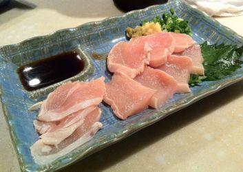 Chicken sashimi ('toriwasa')
