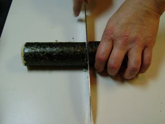 Slicing the roll into 6 or 8 pieces